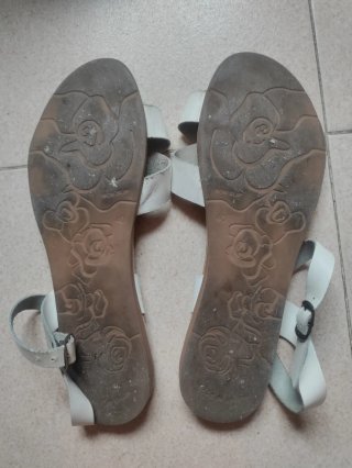 Sandalias blancas tiras cruzadas y hebilla