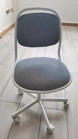 Silla de escritorio infantil IKEA gris y blanca