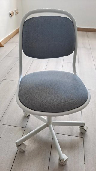 Silla de escritorio infantil IKEA gris y blanca