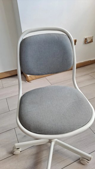 Silla de escritorio infantil IKEA gris y blanca
