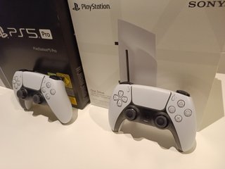 PS5 Pro 2TB (Con Lector + 2 Mandos + Soporte)