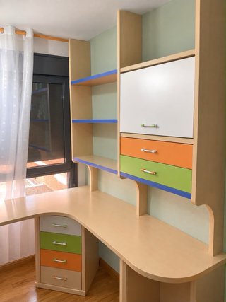Habitación juvenil madera con colchones.