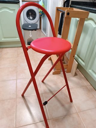 Banqueta roja plegable de metal