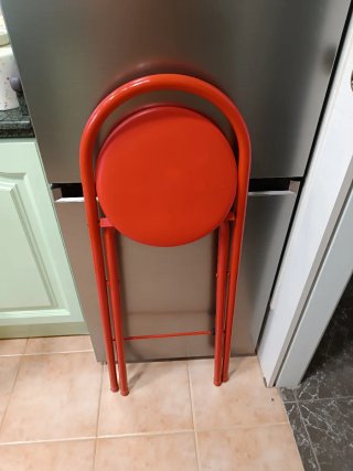 Banqueta roja plegable de metal