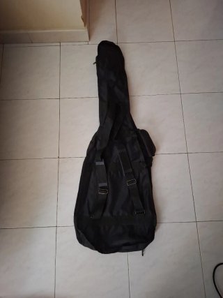 Funda para guitarra eléctrica negra.