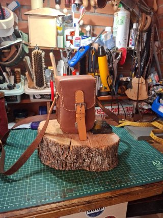 Bolso pequeño de cuero marrón