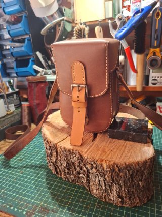 Bolso pequeño de cuero marrón