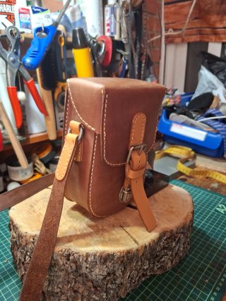 Bolso pequeño de cuero marrón