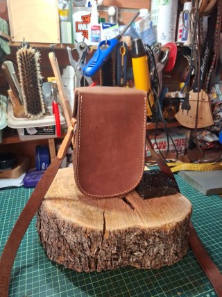 Bolso pequeño de cuero marrón