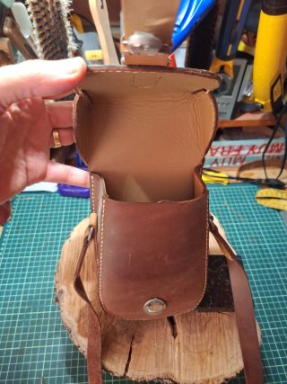 Bolso pequeño de cuero marrón