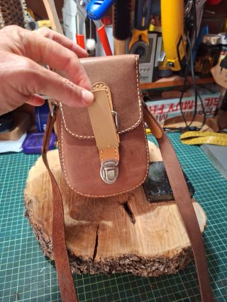 Bolso pequeño de cuero marrón