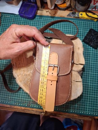 Bolso pequeño de cuero marrón