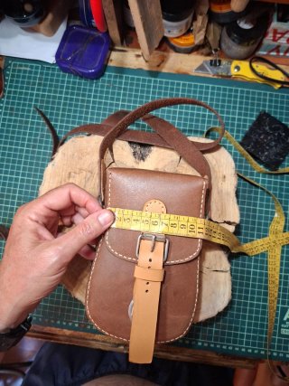 Bolso pequeño de cuero marrón