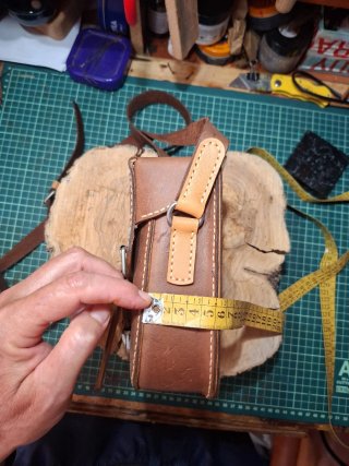 Bolso pequeño de cuero marrón