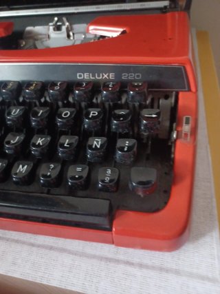 Máquina de escribir Brother Deluxe 220 Roja