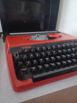 Máquina de escribir Brother Deluxe 220 Roja