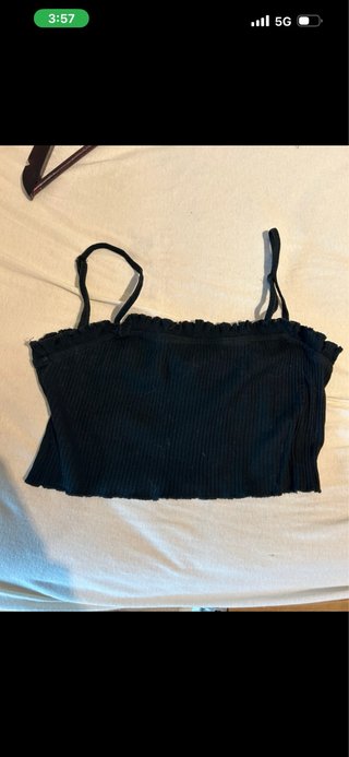 Crop top negro con volantes