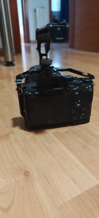 Sony A7III con jaula y lente