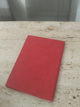 Álbum de sellos rojo con desgaste
