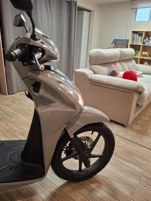 Honda Vision Gris Scooter