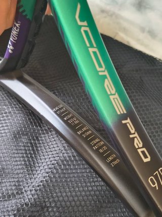 A ESTRENAR Yonex Vcore Pro 97D grip L2