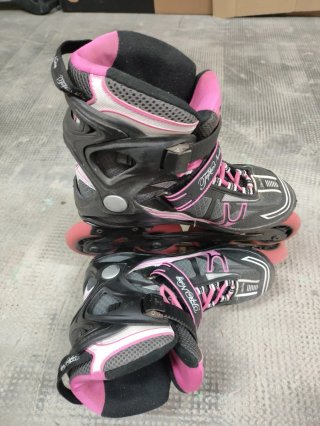 Patines en línea negros y rosas