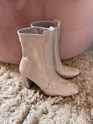 Stivaletti vernice beige tacco quadrato