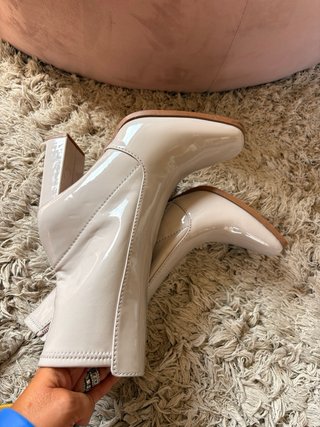 Stivaletti vernice beige tacco quadrato