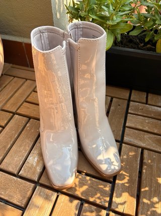 Stivaletti vernice beige tacco quadrato