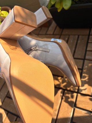 Stivaletti vernice beige tacco quadrato