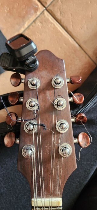 Mandolina de madera con funda
