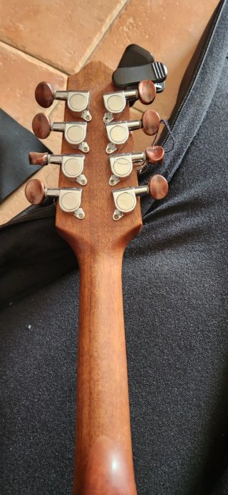 Mandolina de madera con funda