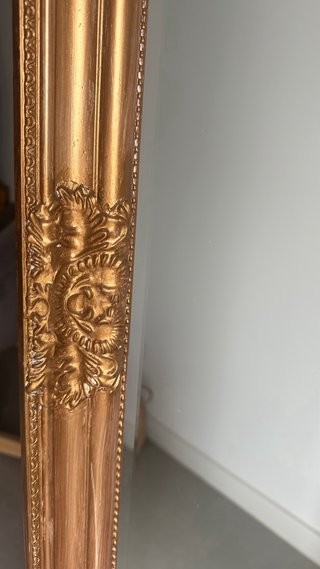 Espejo grande dorado con marco tallado