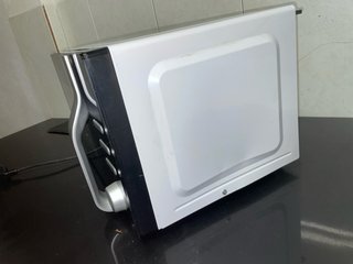 Microondas blanco y negro