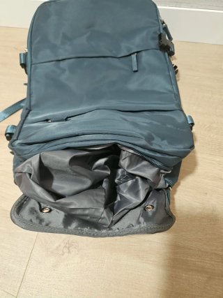 Mochila de viaje verde azulado.