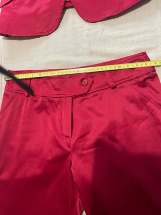 Conjunto de traje rojo mujer.