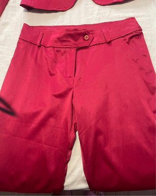 Conjunto de traje rojo mujer.