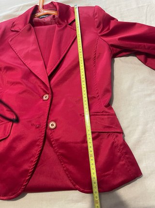 Conjunto de traje rojo mujer.