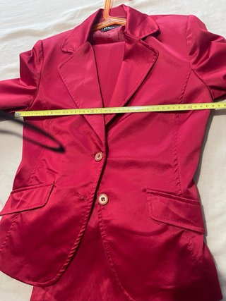 Conjunto de traje rojo mujer.