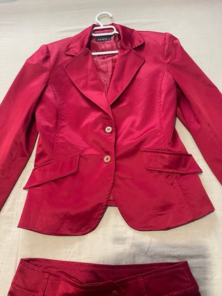 Conjunto de traje rojo mujer.