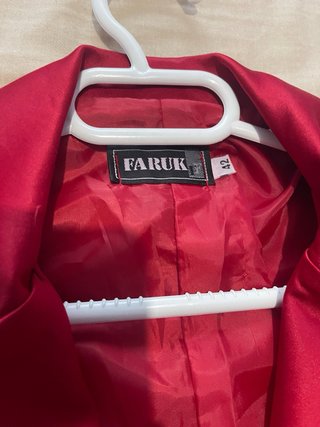 Conjunto de traje rojo mujer.