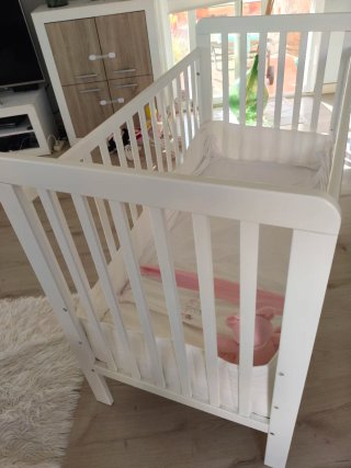 Cuna de bebé blanca