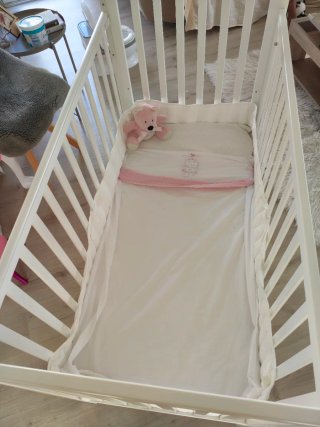 Cuna de bebé blanca