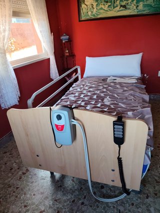Cama hospitalaria con colchón antiescaras