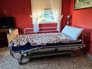 Cama hospitalaria con colchón antiescaras