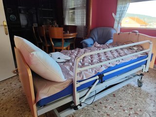 Cama hospitalaria con colchón antiescaras