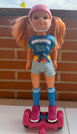 Muñeca Nancy con Hoverboard