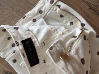 Pantalón de lunares blanco y marrón