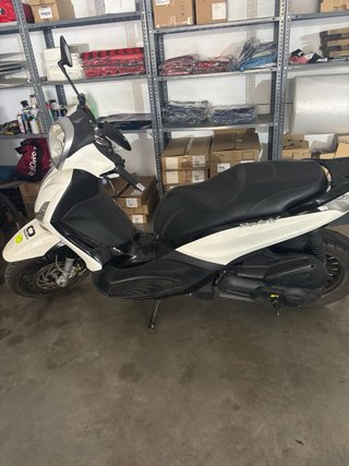 Piaggio Beverly 125 Scooter Maxi