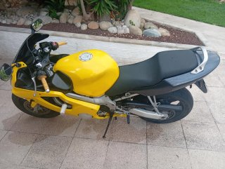 Honda CBR 600f Amarilla